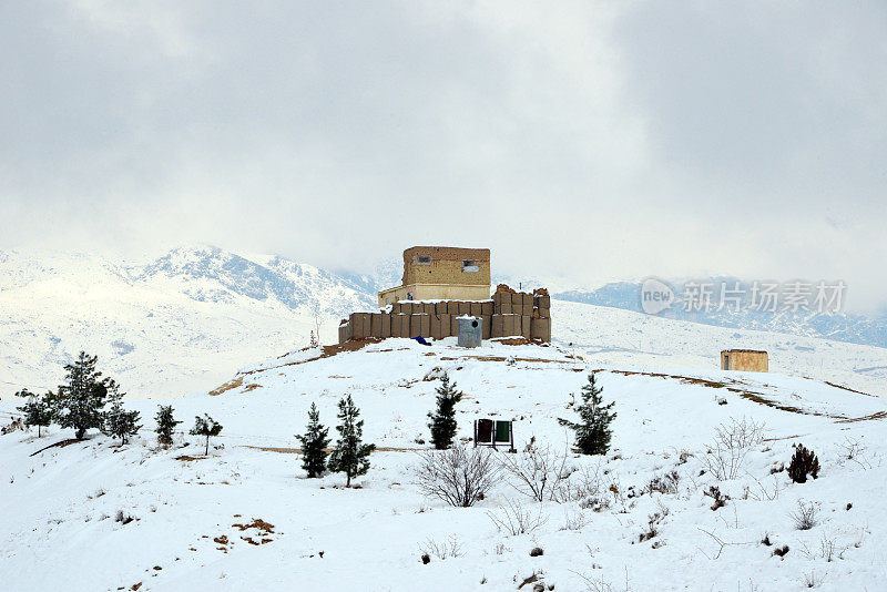 以山为背景的山顶堡垒，Takht-i Rustam, Haibak, Samangan省，阿富汗